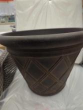 Southern Patio Hdr-054849 Planter, Round, Brown, 15 Inch, Used Out of the Box Is In Great Condition,