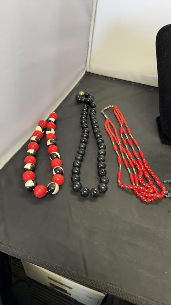 BEADED FASHION NECKLACES.