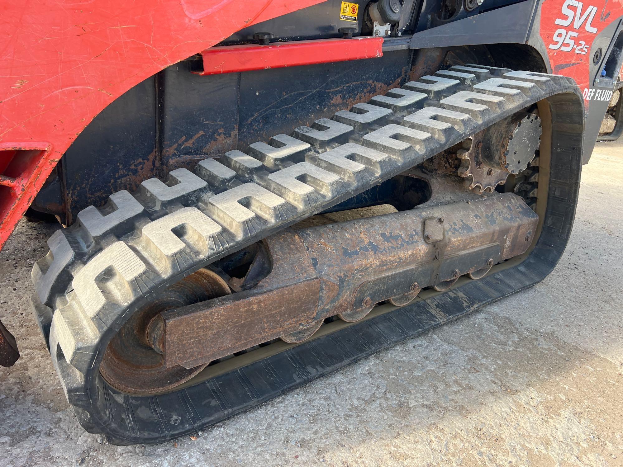 2016 KUBOTA SVL95-2SHFC RUBBER TRACKED SKID STEER SN:JKUC0953C01S31606 powered by Kubota diesel