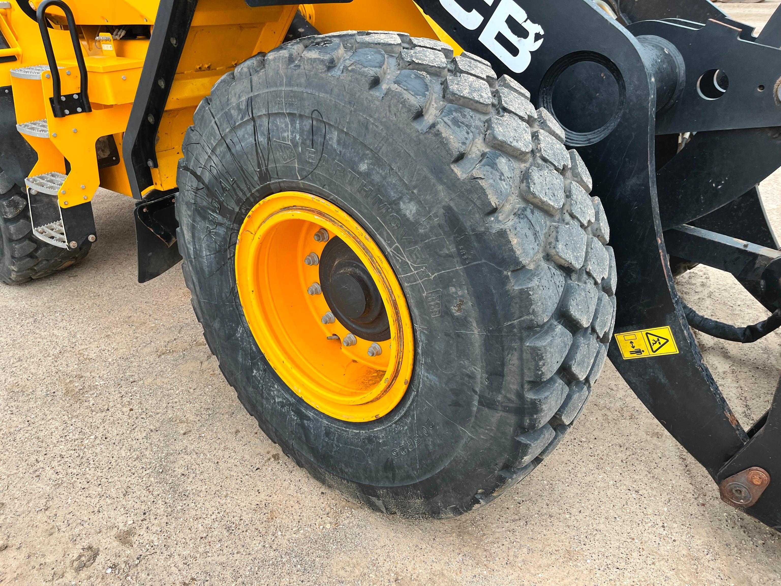 JCB 427ZX RUBBER TIRED LOADER SN:JCB4A6AEVM2474207 powered by 6.7 liter diesel engine, equipped with