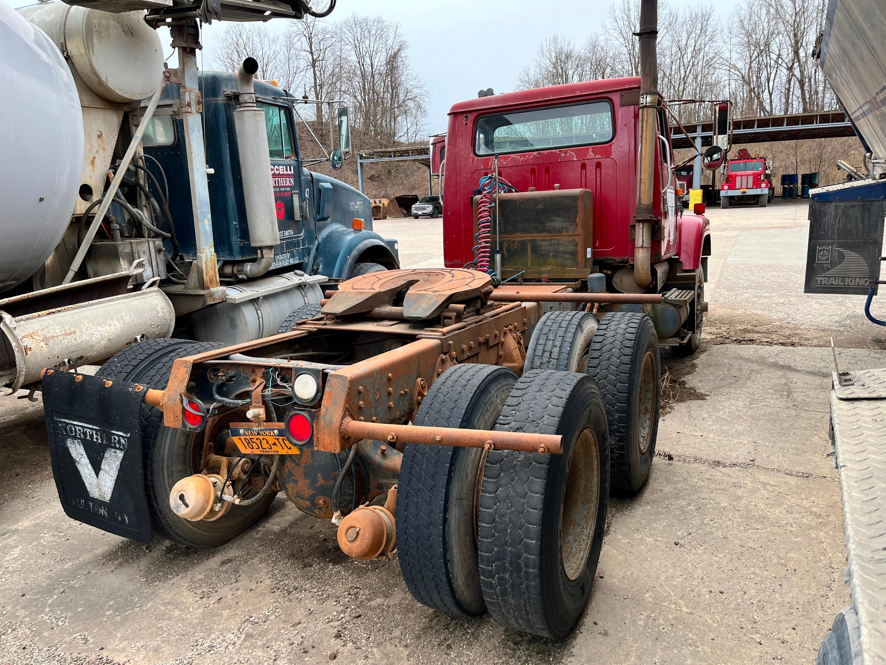 1989 INTERNATIONAL 2574 TRUCK TRACTOR VN:1HSGGGDR5KH694305 powered by Cummins L10 diesel engine,