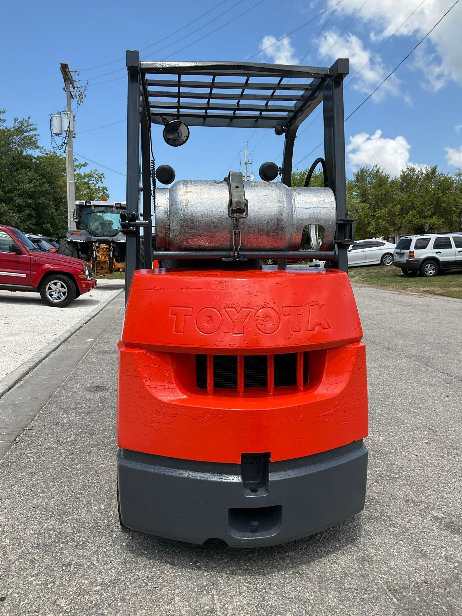 TOYOTA FORKLIFT MODEL 7FGCU25, LP POWERED, APPROX MAX CAPACITY 4700, MAX HEIGHT 80in, TILT, SIDE