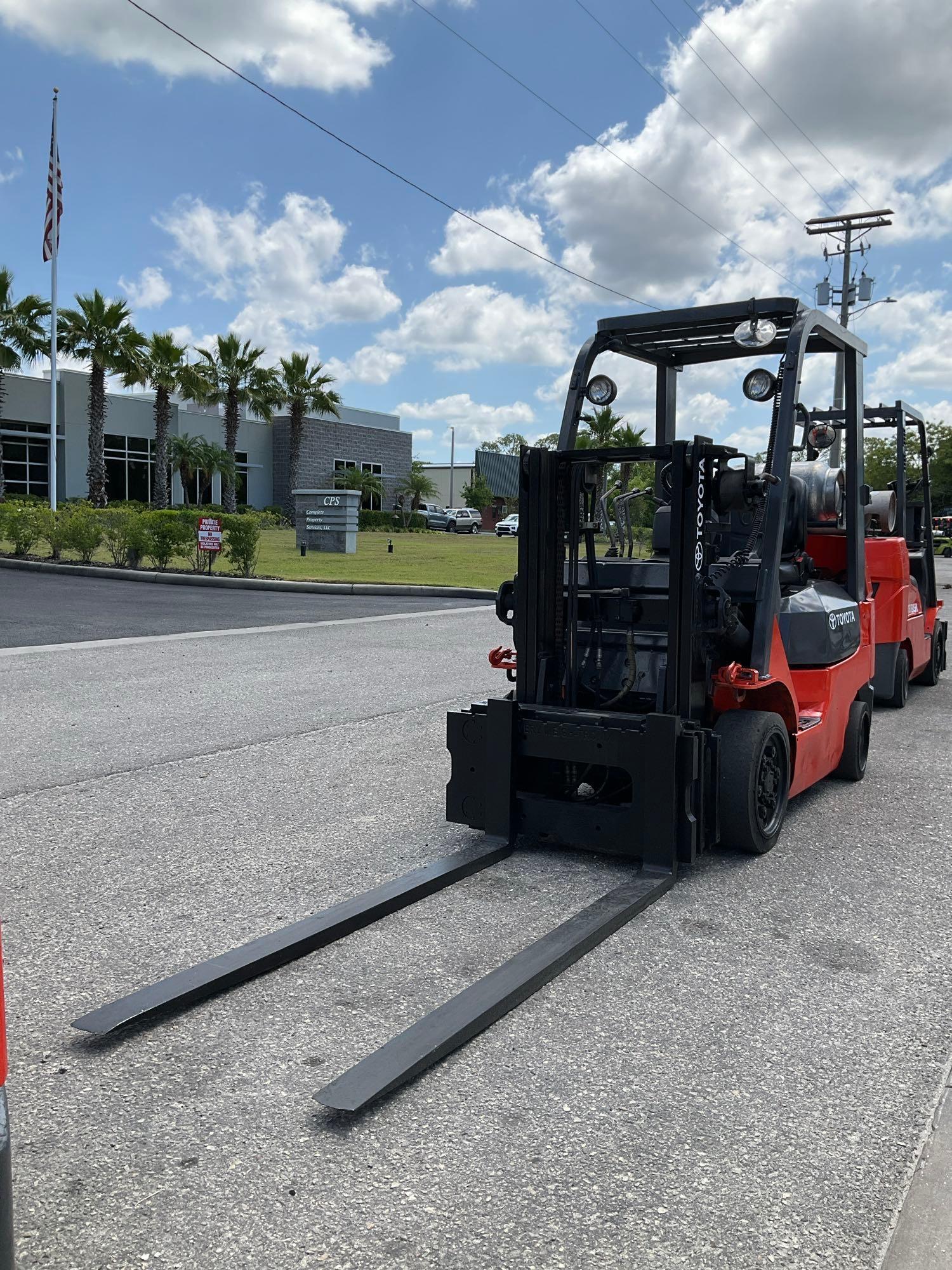 TOYOTA FORKLIFT MODEL 7FGCU25, LP POWERED, APPROX MAX CAPACITY 4700, MAX HEIGHT 80in, TILT, SIDE