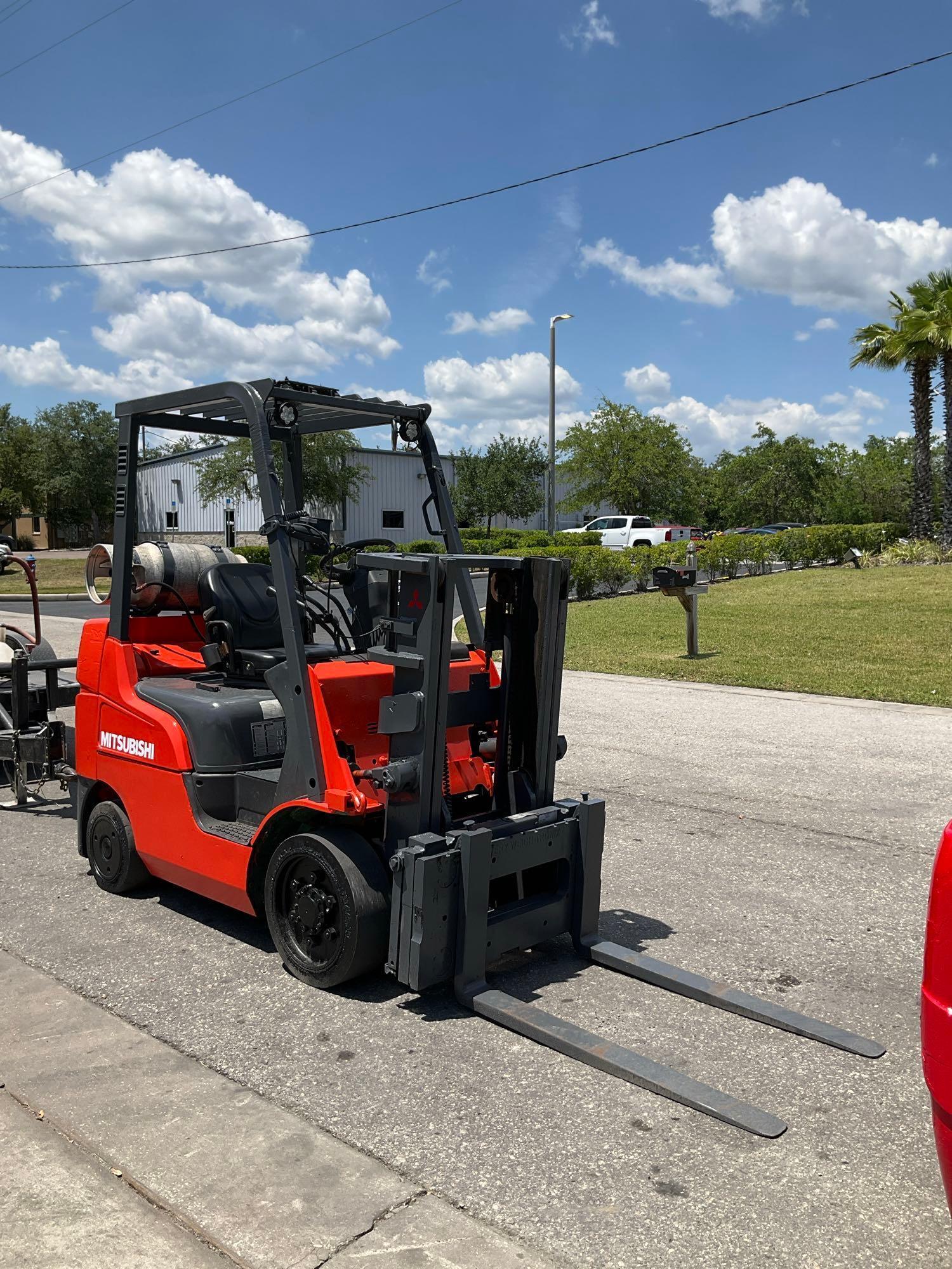 MITSUBISHI FORKLIFT MODEL FGC25N-LP, LP POWERED, APPROX MAX CAPACITY 5000LBS