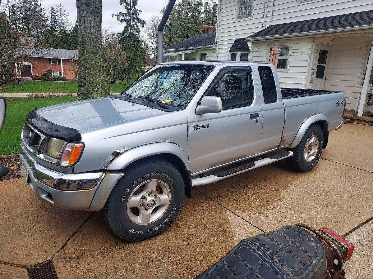 2000 Nissan Frontier XE Pickup Truck