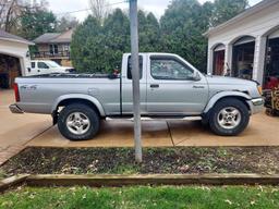 2000 Nissan Frontier XE Pickup Truck