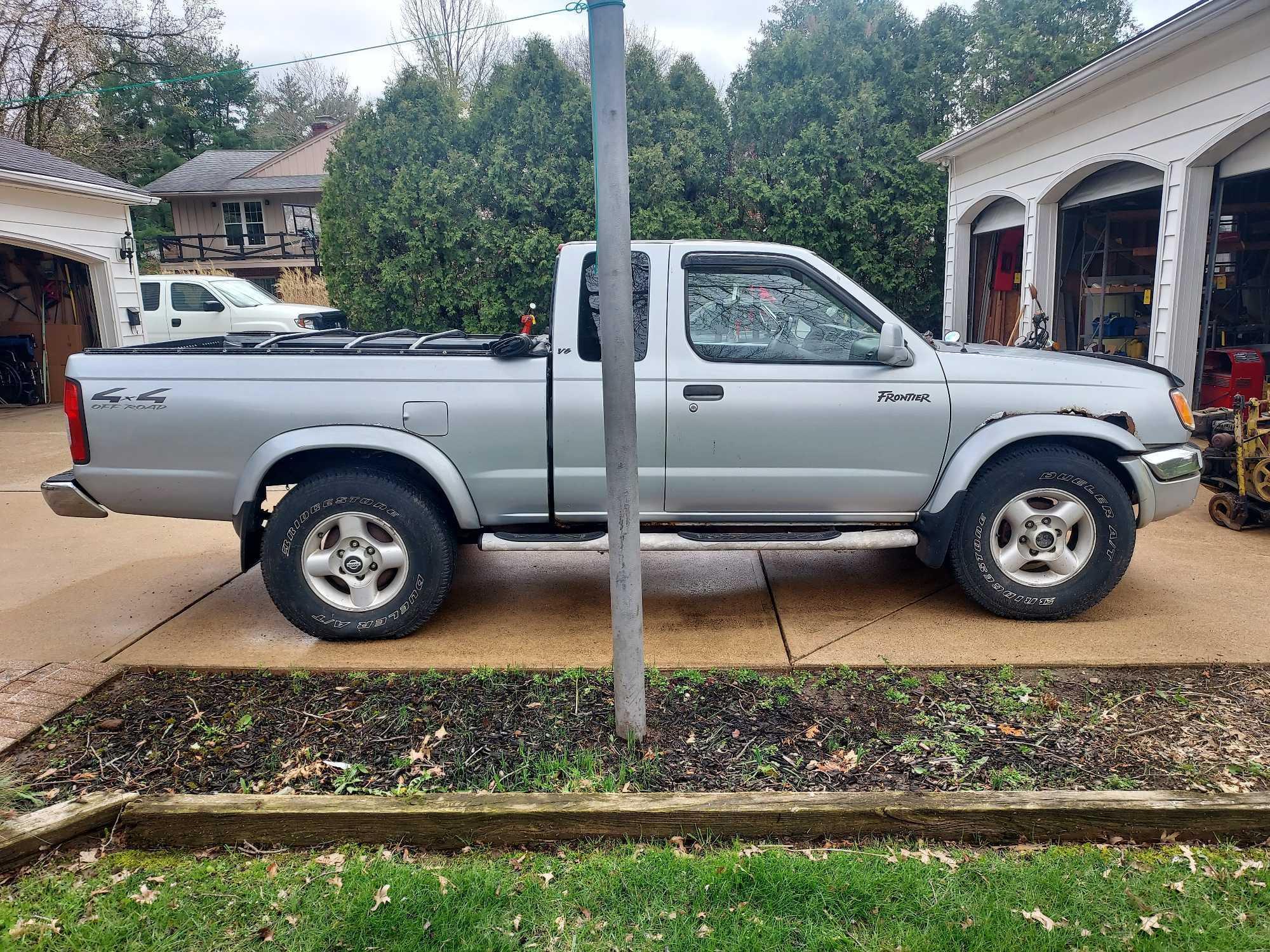 2000 Nissan Frontier XE Pickup Truck