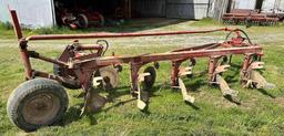 IH 5 bottom moldboard plow (5-16")