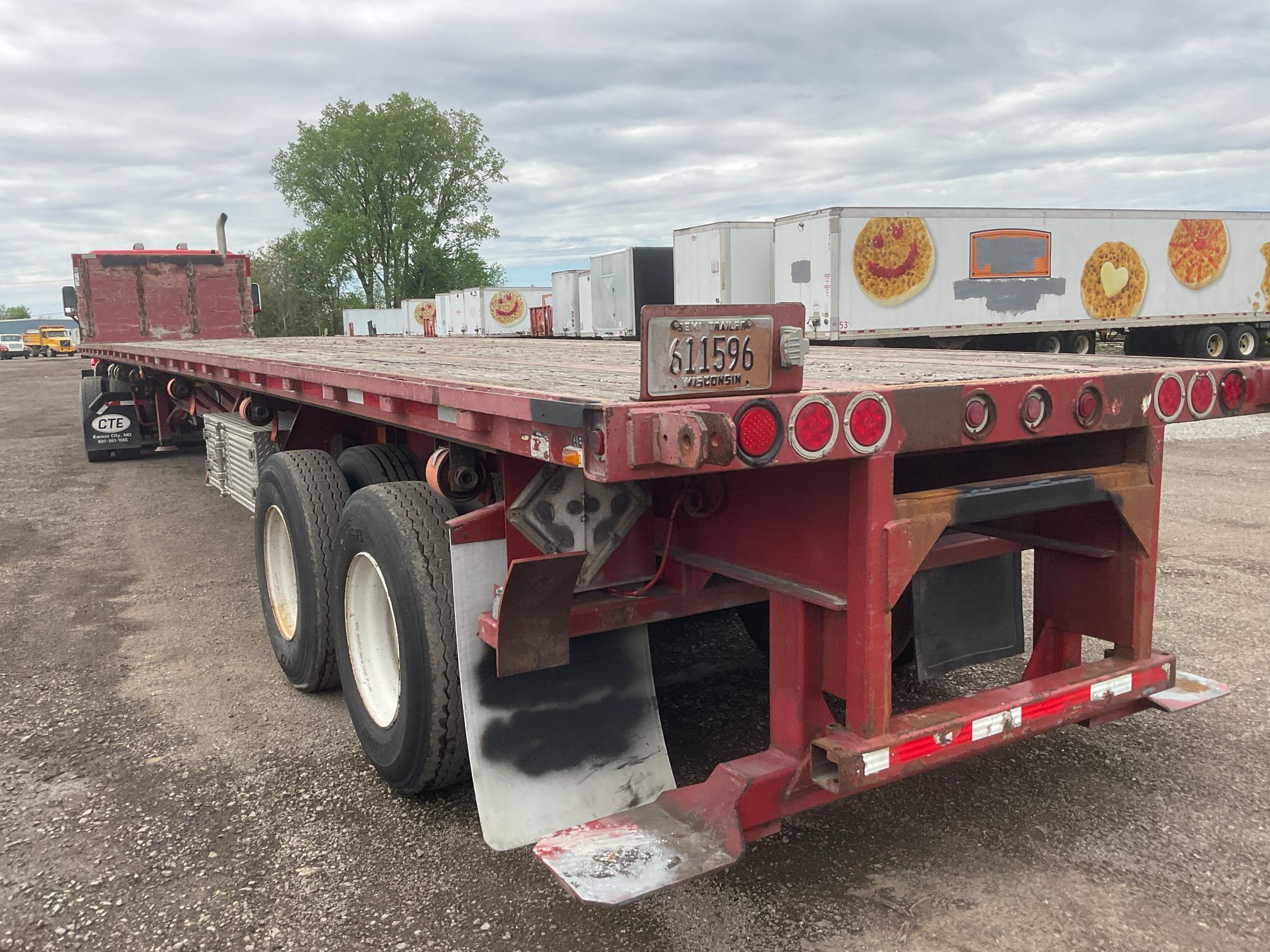 2007 Lufkin Flatbed w/ Moffett Hookup