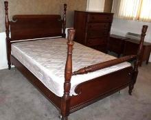 Beautiful Antique Mahogany 3-Piece Bedroom Set with Mirror