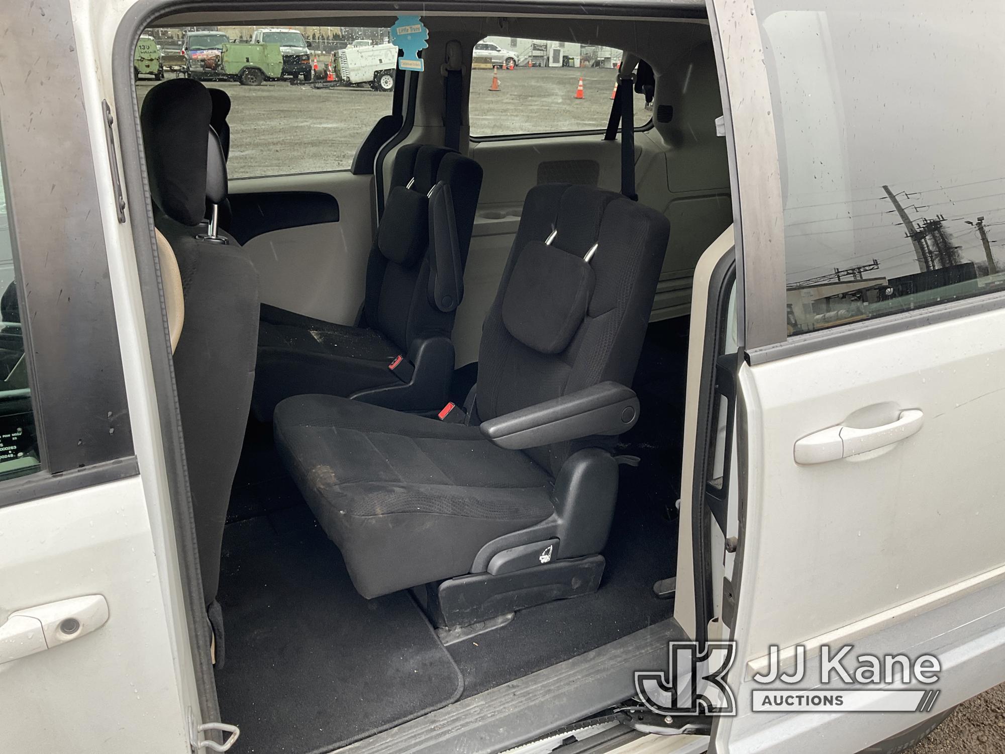 (Plymouth Meeting, PA) 2015 Dodge Grand Caravan Mini Passenger Van Runs & Moves, Body & Rust Damage