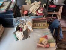 (LR) LOT OF VINTAGE TOYS/COLLECTIBLES TO INCLUDE A VINTAGE SIFTER, WOODEN NOAH'S ARC, DOLLY TOYS